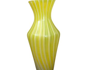 Jarrón de cristal artístico amarillo vintage con diseño acanalado en espiral, estilo moderno de mediados de siglo.