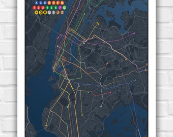 Puede incluir: Un póster enmarcado del mapa del metro de la ciudad de Nueva York. El mapa presenta líneas coloridas que representan las rutas de metro sobre un contorno de la ciudad azul oscuro. El título "THE SUBWAY NEW YORK CITY" está en la parte superior, con designaciones de ruta.