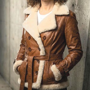 Chaqueta de aviador de cuero color canela con ribete de piel de oveja para mujer, regalo para ella