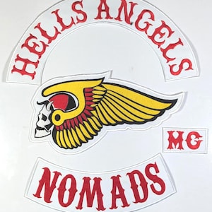 Könnte beinhalten: Gestickte Aufnäher mit den Worten "HELLS ANGELS" in rotem, bogenförmigem Text über einem geflügelten Totenkopf und "NOMADS" darunter. Ein kleiner Aufnäher mit "MC" ist ebenfalls enthalten. Die Aufnäher haben einen weißen Hintergrund.
