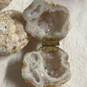 Natural Geode Trinket Box • Crystal Cave Keepsake • Minimal Everyday Decor