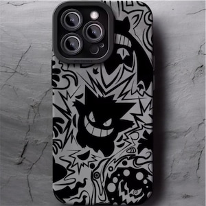 Peut inclure: Une coque de smartphone noire et grise présentant un motif graphique répétitif d'une créature de dessin animé aux oreilles pointues et au large sourire, entremêlé d'éclairs dentelés et de lignes abstraites tourbillonnantes sur toute la surface.