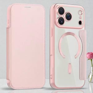 Puede incluir: Una funda de teléfono rosa claro con una parte trasera transparente y un marco rosa. La funda tiene un anillo magnético y una cubierta rosa con aspecto de cuero que se pliega sobre la pantalla. La funda está diseñada para proteger el teléfono de arañazos y daños.
