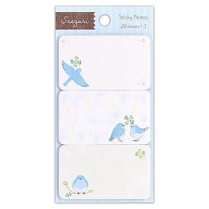 Peut inclure: Un paquet de post-it avec un fond bleu clair. Chaque note présente des illustrations d'oiseaux bleus et de trèfles à quatre feuilles. Le haut du paquet porte les mots "Saezuri" et "Sticky Notes".
