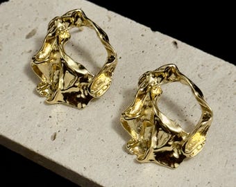Einzigartige Gold Ohrringe, abstrakte hohle skulpturale Ohrstecker, minimalistisches unregelmäßiges 3D-Design