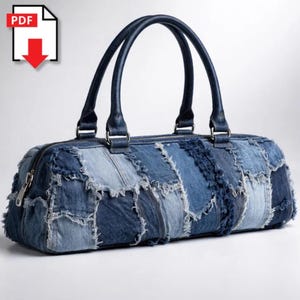 Pode incluir: Uma bolsa de mão de patchwork de ganga com alças e acabamentos em couro azul escuro. A bolsa apresenta um fecho de correr e uma forma retangular. A ganga é uma mistura de lavagens azuis claras e escuras.