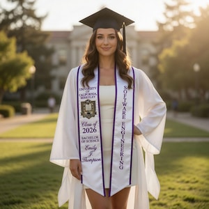 以下が含まれることがあります： 白いガウン、卒業帽子、カリフォルニア大学バークレー校とソフトウェアエンジニアリングと書かれたサッシュを身に着けた卒業生。サッシュには「2026年卒業」と卒業生の氏名も表示されています。
