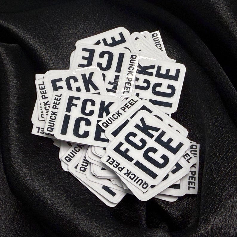 K&ouml;nnte beinhalten: Ein Haufen wei&szlig;er quadratischer Aufkleber mit den Worten "FCK ICE" in fetten schwarzen Buchstaben. Die Worte "QUICK PEEL" sind auf der Seite jedes Aufklebers aufgedruckt. Auf schwarzem Hintergrund.