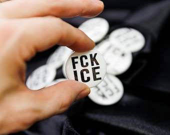 Botones de protesta desgastados FCK ICE de 1,25" / Botones con pinback hechos a mano