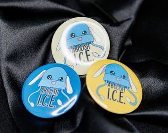 Botón de 3,17 cm (1,25") con diseño de gorro de conejo para protestar contra el ICE (Servicio de Inmigración y Control de Aduanas) / Botones con alfiler hechos a mano y dibujados a mano.