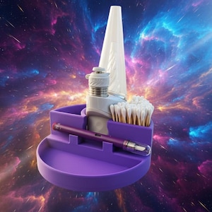 Puede incluir: Una bandeja morada con compartimentos contiene un bolígrafo vape, un objeto cónico blanco, un dispositivo vape y un paquete de hisopos de algodón. El fondo es una colorida representación de una nebulosa.