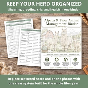 Può includere: Un raccoglitore per la gestione di alpaca e animali da fibra con pagine stampate che includono un calendario annuale della mandria e una lista di controllo per la tosatura. La copertina mostra alpaca, un fienile e registri sanitari.