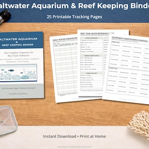 Könnte beinhalten: Ein blau-weißer Ordner mit dem Titel "Saltwater Aquarium & Reef Keeping Binder" mit 25 druckbaren Tracking-Seiten. Der Ordner enthält Seiten für tägliche Wasserparameter, eine Kurzübersicht für das Riff und die Wartung der Ausrüstung.