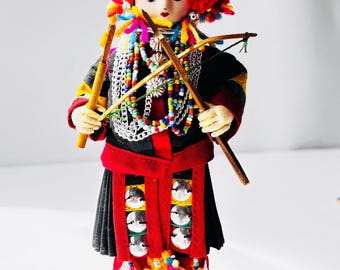 Vintage Thaise Akha-pop Chiangmai handgemaakte volkskunstpop Thailand heuvelstam kostuum boogschutterpop met mand 8 inch verzamelbare displaypop