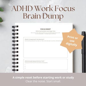 Op de afbeelding: Een spiraalgebonden notitieboek met een bedrukte pagina "ADHD Work Focus Brain Dump". De pagina bevat prompts voor focus en aandacht. Een zwarte pen ligt naast het notitieboek. De tekst "Print or use digitally" is zichtbaar.