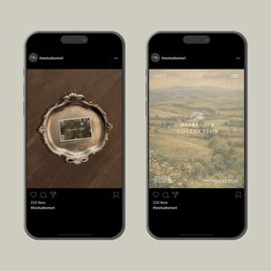 K&ouml;nnte beinhalten: Zwei Smartphones zeigen Social-Media-Beitr&auml;ge von thestudiomori. Der linke Bildschirm zeigt ein silbernes, gewelltes Tablett mit einer kleinen Karte. Der rechte Bildschirm zeigt ein Landschaftsbild mit dem Text The Heirloom Collection.