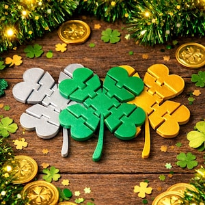 Op de afbeelding: Een afbeelding met het thema St. Patrick's Day met drie in elkaar grijpende klavers in zilver, groen en goud. Gouden munten en klaverconfetti zijn verspreid over een houten oppervlak, met groene slingers en feeërieke lichtjes op de achtergrond.