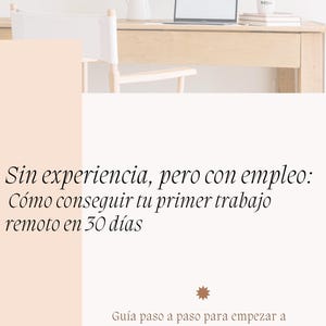 Puede incluir: Un escritorio en casa con un portátil, una silla blanca y una taza de café. La pantalla del portátil muestra un sitio web. El texto de la imagen dice: "Sin experiencia, pero con empleo: Cómo conseguir tu primer trabajo remoto en 30 días."