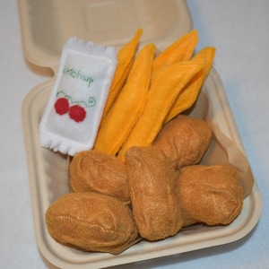 Comida de fieltro, juguetes de simulación, nuggets de pollo con papas fritas y paquete de ketchup