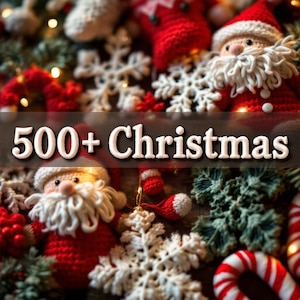 Könnte beinhalten: Festliches Bild mit gehäkelten Weihnachtsmannfiguren, Schneeflocken und Zuckerstangen. Der Text "500+ Christmas" ist im Bild zu sehen. Die Szene ist mit roten, weißen und grünen Weihnachtsdekorationen gefüllt und schafft eine gemütliche, saisonale Atmosphäre.