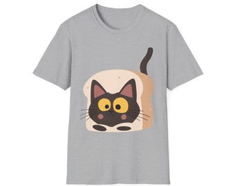 Op de afbeelding: Een grijs t-shirt met een cartoon kat ontwerp. De kat is afgebeeld in een sneetje brood. De kat is zwart met gele ogen en roze wangen. Het brood is lichtbruin en wit. De staart van de kat is zwart en gebogen.