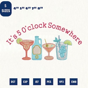 Pode incluir: Design bordado com copos de cocktail, uma garrafa e a frase "It's 5 O'clock Somewhere" em rosa. O design inclui tamanhos de 10,16 cm a 20,32 cm e tipos de arquivo DST, EXP, JEF, PES, VP3 e EMB. A imagem está em um fundo creme.