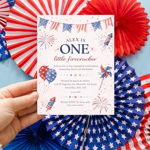Puede incluir: Una invitación de cumpleaños con el texto "ALEX IS ONE little firecracker" en un tema patriótico. La invitación presenta fuegos artificiales, globos y un molinillo. Abanicos de papel rojos, blancos y azules decoran el fondo.