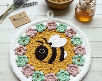 Honeybee Floral Wreath Hanging Crochet Pattern PDF | Bee Appliqué Wall Décor with Flowers