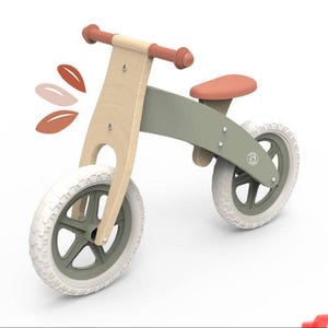 Puede incluir: Una bicicleta de equilibrio de madera con un marco marrón claro, un cuerpo verde claro y neumáticos blancos. El manillar y el asiento son de color naranja apagado. La bicicleta tiene un diseño sencillo y moderno, adecuado para niños pequeños. Las ruedas tienen unos 30 cm de diámetro.