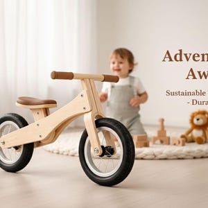Op de afbeelding: Een houten loopfiets met een bruin zadel en stuur en zwarte banden. De fiets is licht van kleur en heeft een eenvoudig ontwerp. De afbeelding bevat de tekst "Adventure Awaits!" en "Sustainable Wood Toy - Durable & Fun".