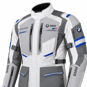 Könnte beinhalten: Eine weiß-grau-blaue Motorradjacke mit dem BMW Motorrad Logo auf Brust und Ärmeln sowie den Schriftzügen BMW und GS. Die Jacke verfügt über mehrere Reißverschlusstaschen, verstellbare Seitengurte und ein Design mit hohem Kragen.