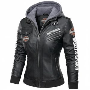 Puede incluir: Una chaqueta de piel sintética negra con capucha de punto gris, cremallera frontal completa y varios bolsillos con cremallera. La chaqueta muestra el logotipo de Harley-Davidson en el pecho y la manga, con el nombre de la marca impreso en blanco.