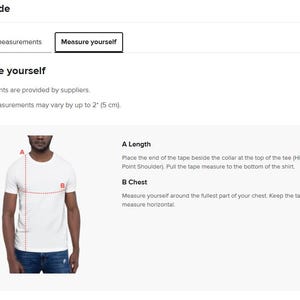 Op de afbeelding: Een wit t-shirt op een persoon, met rode stippellijnen die meetpunten voor lengte en borst aangeven. Tekst rechts legt uit hoe je lengte en borst meet. De afbeelding maakt deel uit van een maattabel.