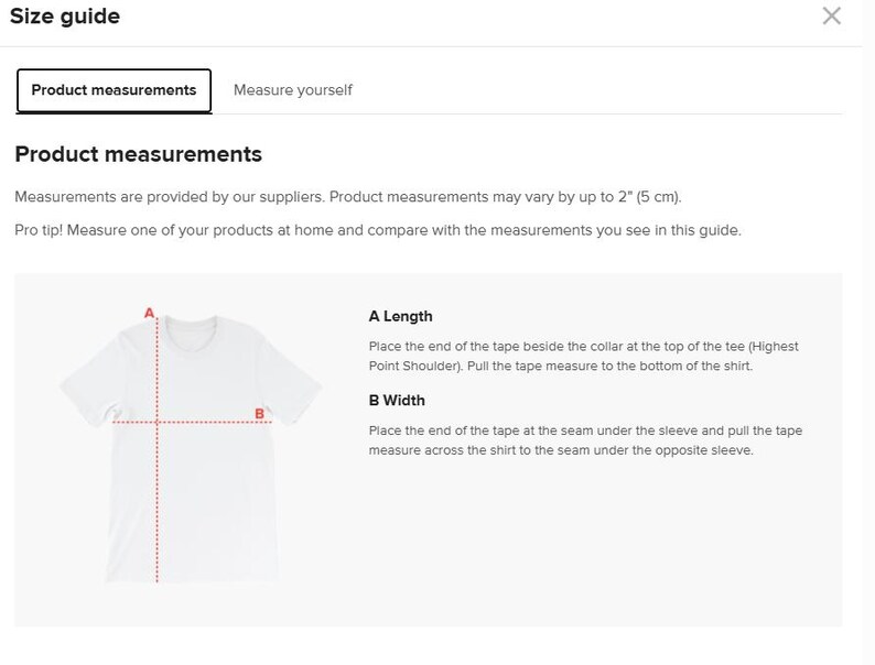 Op de afbeelding: Een wit t-shirt met stippellijnen die meetpunten voor lengte en breedte aangeven. De afbeelding maakt deel uit van een maattabel, met tekst die uitlegt hoe je het shirt moet meten. De maten kunnen tot 5 cm afwijken.