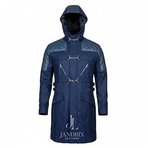 Könnte beinhalten: Ein marineblauer Mantel mit Kapuze, gesteppten Schulterakzenten und silberfarbenen Metallverschlüssen. Der lange Mantel hat einen Gürtel, zwei Vordertaschen und einen Reißverschluss. Das Logo "JANDRIX LEATHERS" ist sichtbar.