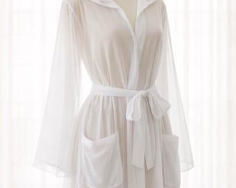 Kimono blanco transparente con capucha, ideal para la playa o para festivales de verano.
