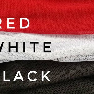 Op de afbeelding: Rode, witte en zwarte stofstalen met de woorden "ROOD", "WIT" en "ZWART" erop gedrukt.
