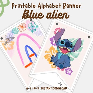Op de afbeelding: Printbaar alfabetbanner met een blauw alien-personage en de woorden "Blue alien". De banner bevat de letters A-Z en de cijfers 0-9. Het ontwerp bevat bloemelementen en is direct te downloaden.