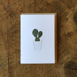 Tarjeta tipográfica con orejas de conejo y cactus