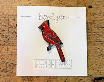 Pin de esmalte de cardenal norteño