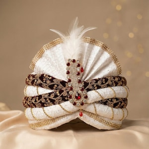 Turban de marié en velours blanc et bordeaux, Safa de mariage indien et Kalgi en pierre rouge, 56 cm