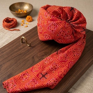 Turbante de noivo Bandhani tradicional - Rajasthani Safa vermelho e laranja - Pagri de casamento Marwari com motivos de suástica - Jaipuri Bandhej Safa