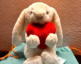 Jellycat Bashful Sahnehäschen mit rotem Herz, authentisch