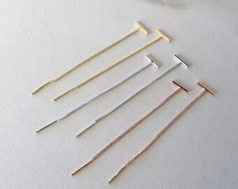 Pendientes de plata de ley chapados en oro con cadena minimalista.