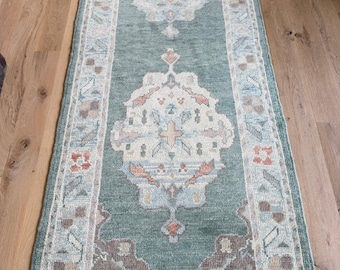 Saliegroene handgeknoopte wollen loper, vloerkleed Oushak-medaillon