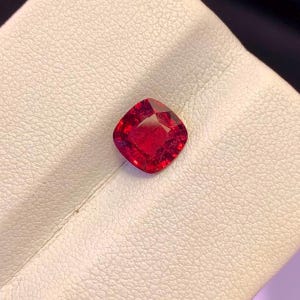 Natuurlijke rode spinel uit Birma van 1,70 karaat | Kussenslijping 6x6x3 mm, loepzuivere, losse edelsteen