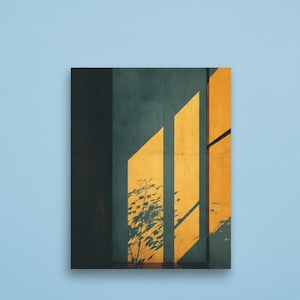 Op de afbeelding: Abstracte kunstafdruk met een teal muur met goudgeel licht en schaduwen. Een kleine plant is zichtbaar in het onderste deel van de afbeelding. Het kunstwerk is geplaatst tegen een lichtblauwe achtergrond.
