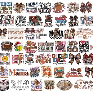 Pode incluir: Uma cole&ccedil;&atilde;o de designs digitais com tema de futebol americano. Os designs incluem texto como "Touchdown Season", "Football Mama" e "Game Day", juntamente com gr&aacute;ficos de futebol americano, la&ccedil;os e outros elementos decorativos. A paleta de cores inclui castanho, laranja e branco.