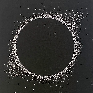 Può includere: Stampa artistica in bianco e nero con un grande cerchio nero con un bordo bianco punteggiato su sfondo nero. La stampa è su carta rettangolare bianca.