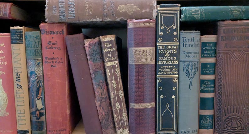 Puede incluir: Una colecci&oacute;n de libros antiguos de varios colores y tama&ntilde;os. Los t&iacute;tulos incluyen "The Life of the Plant", "Bismarck" y "The Great Events". Las lomos muestran letras ornamentadas y elementos decorativos, evocando una biblioteca o librer&iacute;a vintage.